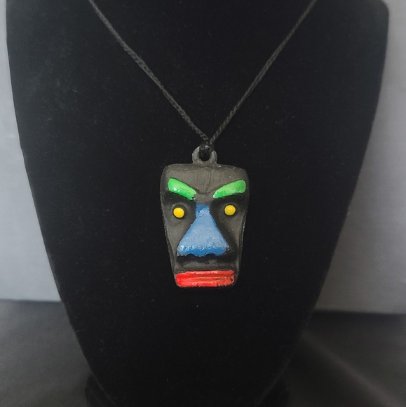 Lot of 3 1930s Polynesian Maori Mask Pendants - Picture 5 of 7